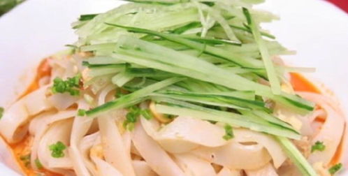 多家餐饮店因在凉皮放黄瓜丝被罚 未取得冷食类食品制售许可在店内切配黄瓜丝