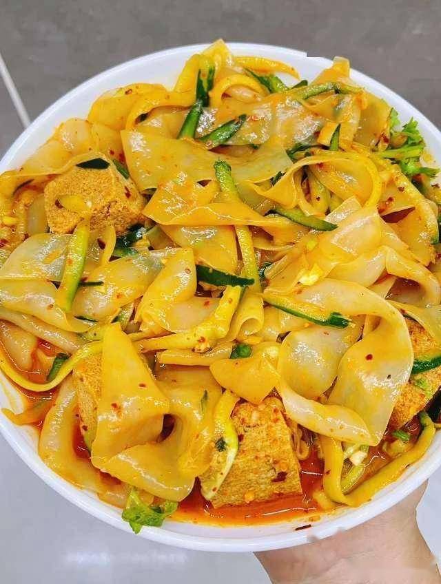 凉皮劲道有秘方，多加这一物，筋道爽滑不发硬，比小吃店的还好吃