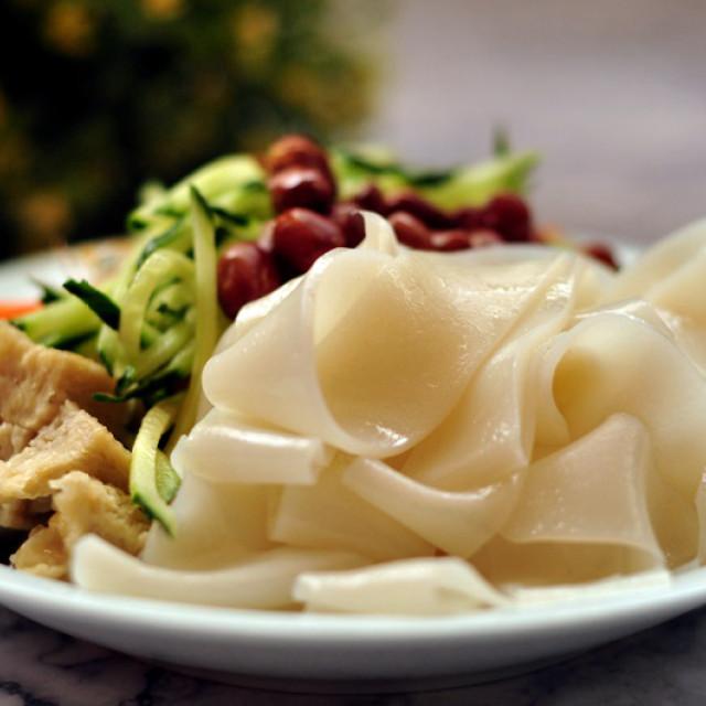 裹凉皮 一道便捷与美味并存的街头小吃